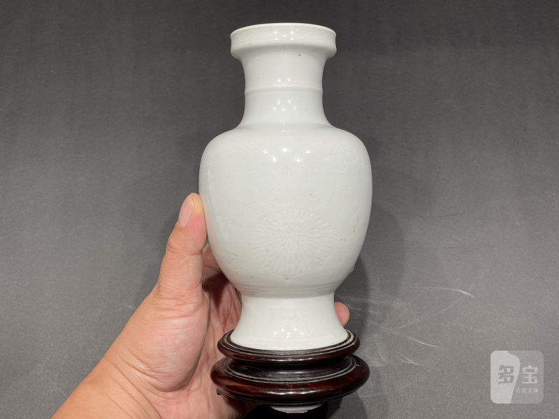 清康熙 白釉暗刻花卉纹盘口瓶 - 图2